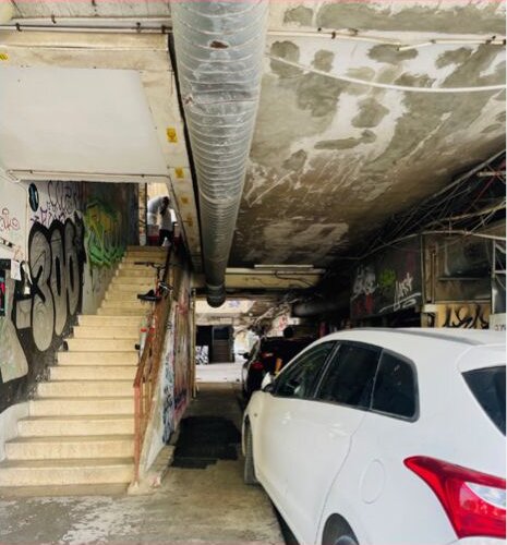שביל לעבר המעלית